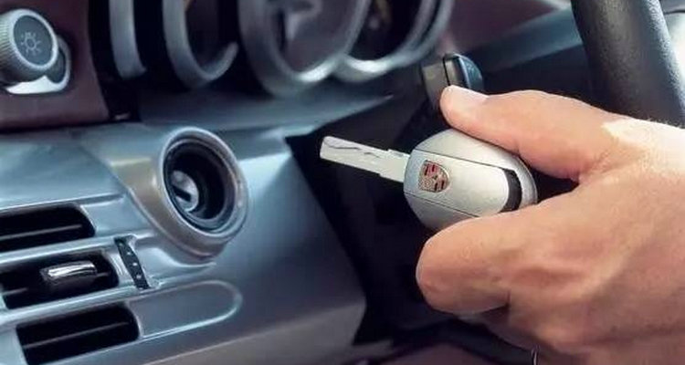 機械鑰匙怎么啟動汽車