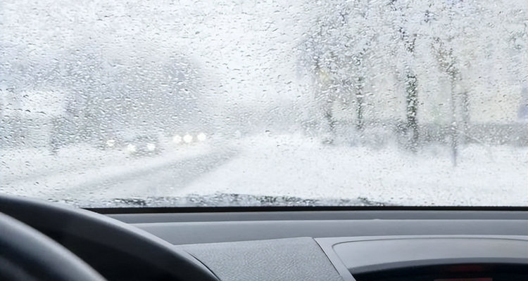 車?yán)锩胬鲜瞧痨F怎么解決