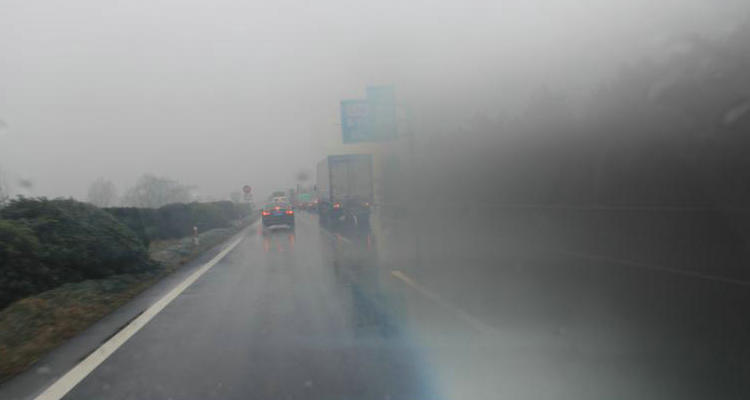 車?yán)锩胬鲜瞧痨F什么原因