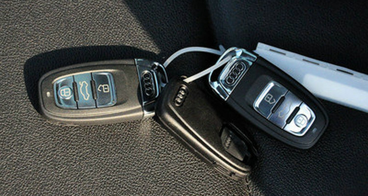 車鑰匙開鎖警報一直響怎么解除