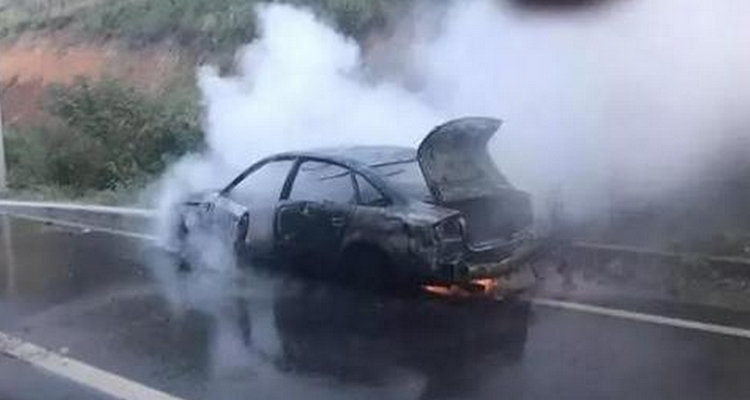 車子冒煙有焦味還能繼續開嗎