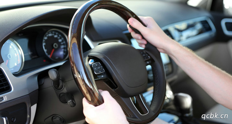 80碼踩剎車方向盤抖動是什么原因