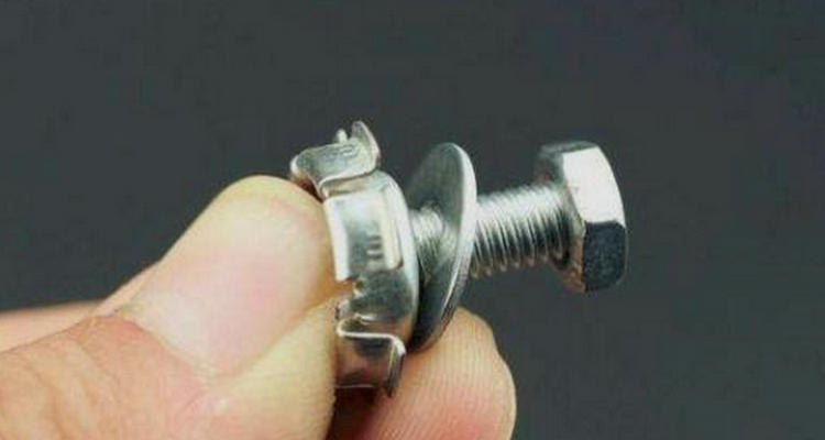 車牌螺絲掉了去哪里補