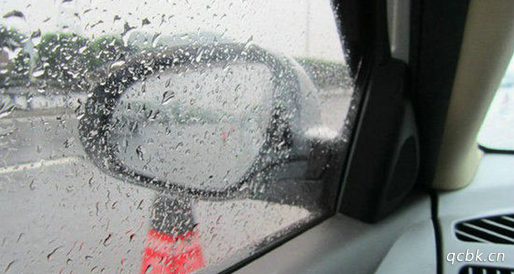 汽車雨天車內起霧怎么處理