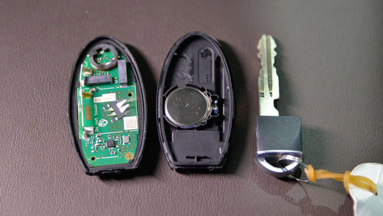 汽車鑰匙沒電了自己能換電池嗎