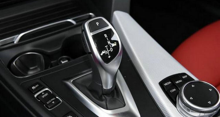 自動擋踩剎車才能換擋嗎