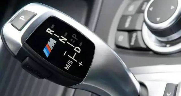 自動擋踩剎車熄火怎么回事