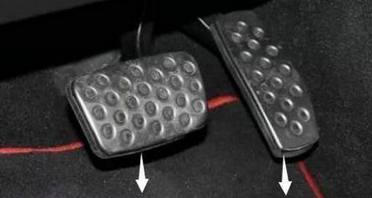 自動擋踩剎車時有咯噔響聲正常嗎