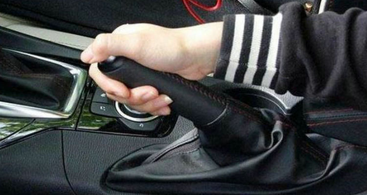 沒松手剎開車對車有什么影響
