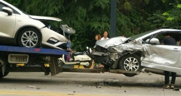 發(fā)生輕微碰撞事故應(yīng)如何處理