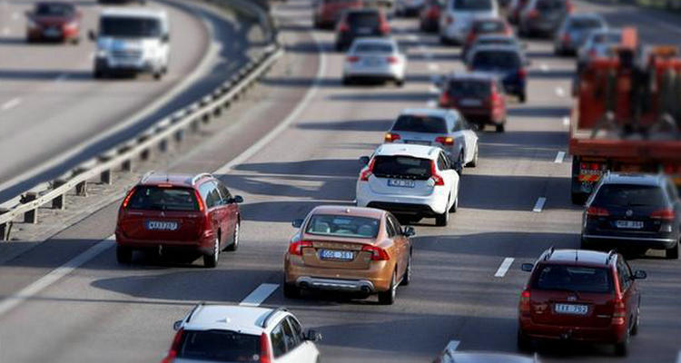 車子跑起來有股燃燒的味道怎么回事