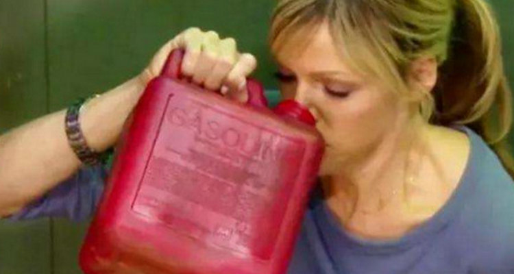 小車啟動時有汽油味正常嗎