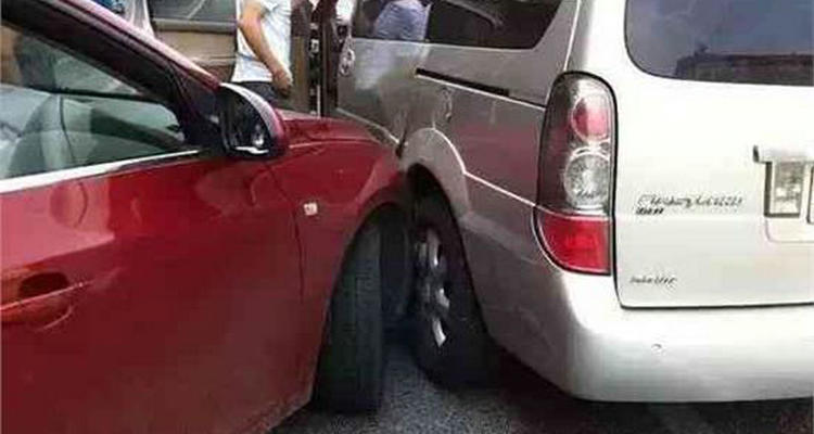 輕微剮蹭不知情離開算肇事逃逸嗎