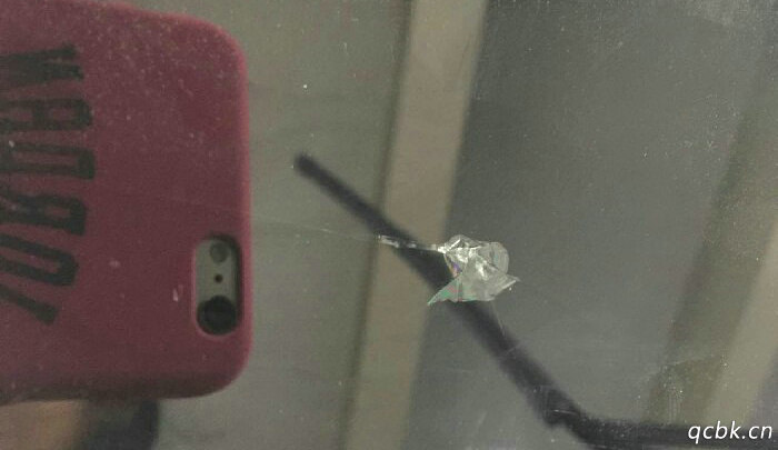 擋風玻璃被石子砸裂紋怎么修復