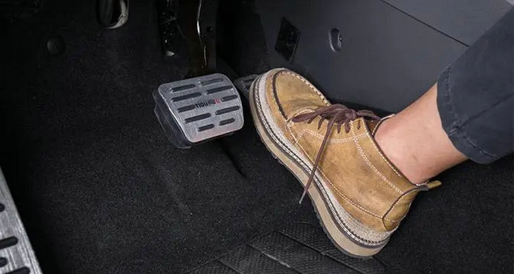 踩剎車剎車踏板發抖什么原因