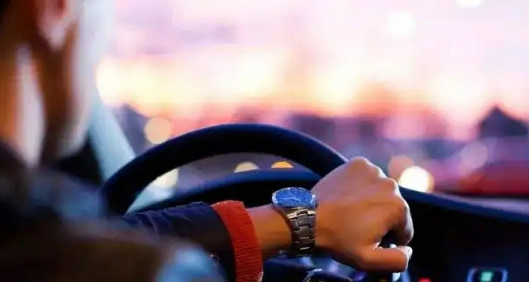 開(kāi)車(chē)怎么對(duì)準(zhǔn)路中間的車(chē)道