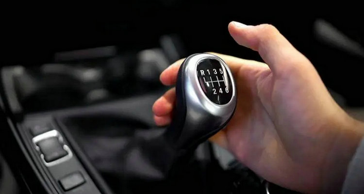 手動擋停車正確方法 手動擋停車怎么停