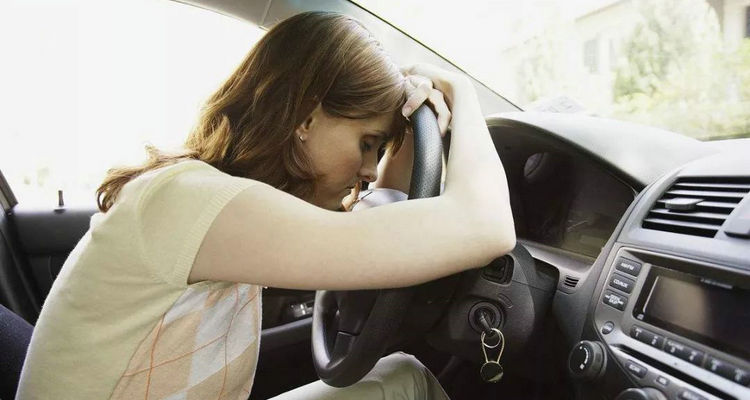 剛啟動(dòng)車(chē)子有汽油味是怎么回事