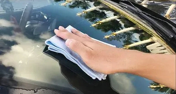 汽車擋風(fēng)玻璃油膜怎么清洗才干凈