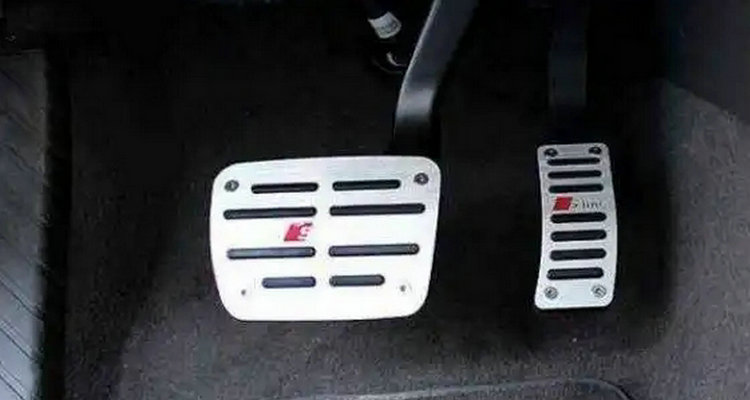 自動擋油門怎么踩最合適