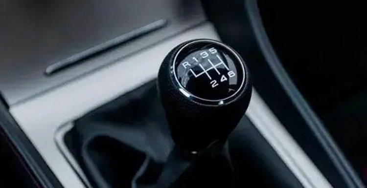 手動(dòng)擋減檔時(shí)的正確操作方法