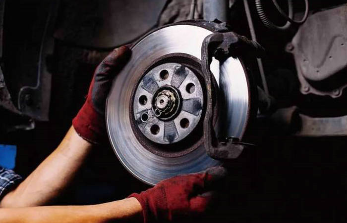 車子踩剎車方向盤抖動(dòng)是什么原因