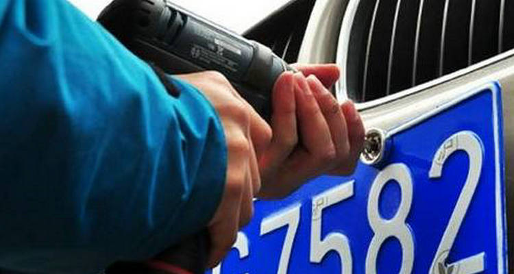 機動車號牌丟失損毀應向哪里申請補發