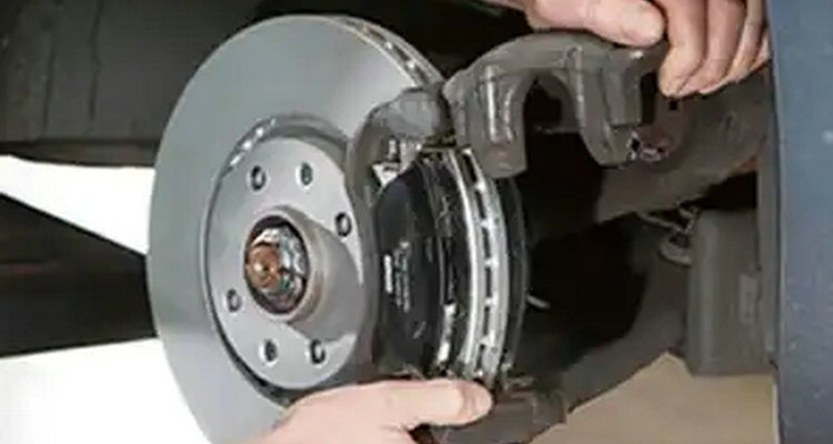 剎車時候方向盤抖動什么原因