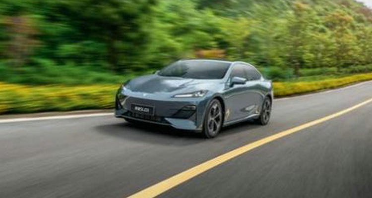 起步半離合踩油門正確嗎