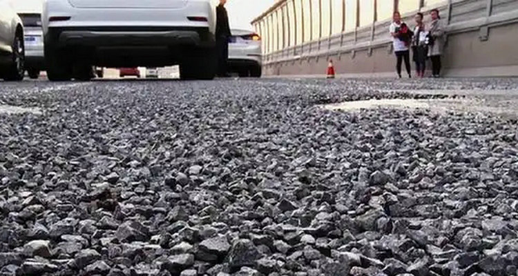 汽車走爛路咯吱咯吱響是什么原因