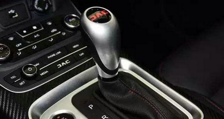 自動擋車等紅燈時應該掛什么檔位