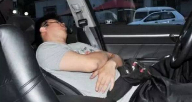 車里開空調睡一小時費多少油