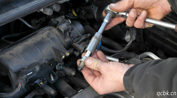 火花塞的更換周期和火花塞的材質有關嗎