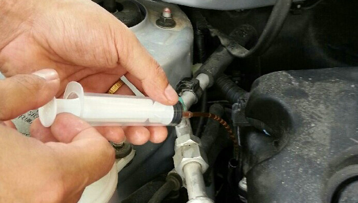 汽車抽機油最簡單的方法