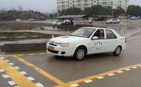 科目二上坡起步絕不會(huì)熄火的訣竅，手眼腳要配合好