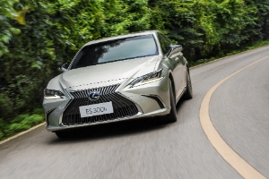 雷克薩斯es300h新款價(jià)格，在售2021款報(bào)價(jià)37萬(wàn)起