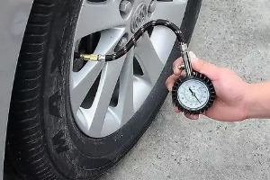 夏天胎壓多少正常合適，2.3bar最合適（低于標(biāo)準(zhǔn)胎壓0.1-0.2bar）