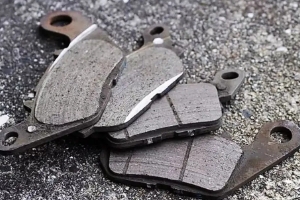 4個剎車片一般多少錢，根據車型和剎車片材料定價（一般一到三百之間）