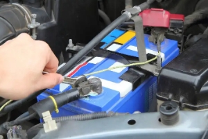 汽車蓄電池幾年換一次，新車保質期三年或10萬多公里