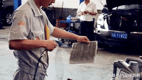 汽車開空調(diào)耗油？修車工說漏嘴，一個(gè)小動(dòng)作，既制冷還省油！