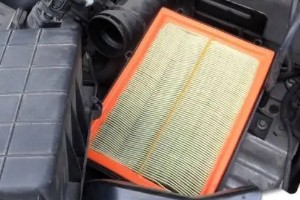 東南a5翼舞空氣濾芯在哪里 在發動機艙右上方的位置