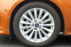 福特福克斯輪胎型號規格 輪胎型號235/40 r18(固特異輪胎)