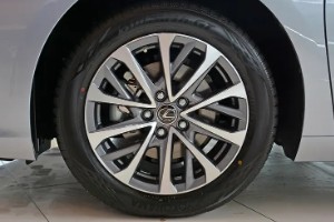 雷克薩斯es原裝輪胎什么牌子 優科豪馬輪胎(油耗出色十分耐磨)