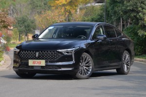 奔騰b70新款到底怎么樣 搭載2.0T發動機(車身長達4.8米)