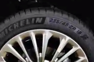 更換輪胎標(biāo)準(zhǔn) 更換原廠的型號(hào)輪胎使用(保證車輛行駛安全性)