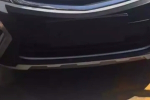 前保險杠下面的塑料板碰爛了 需要進行更換(保障使用安全性)