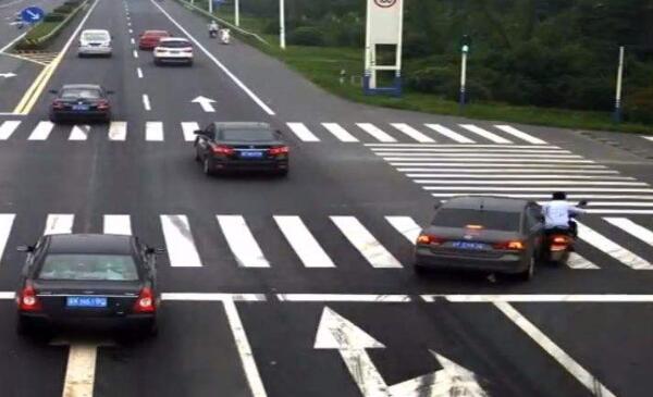 右側丁字路口標志