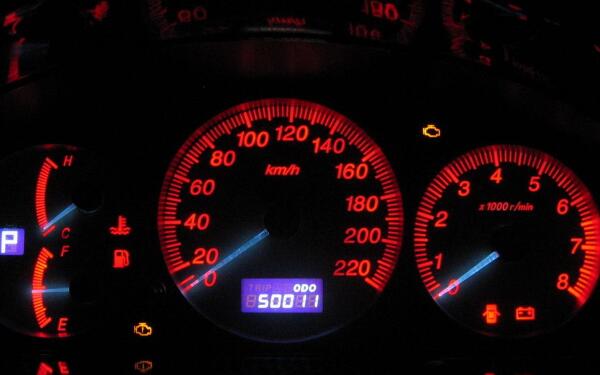 汽車的報(bào)警裝置 發(fā)動(dòng)機(jī)故障燈亮代表什么