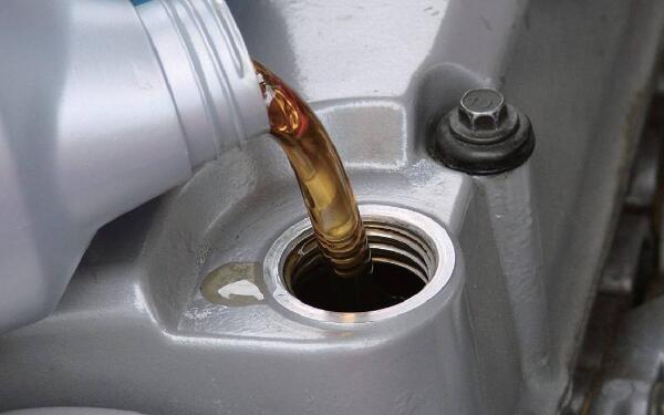 汽車用油量最大的品種 發動機油是什么