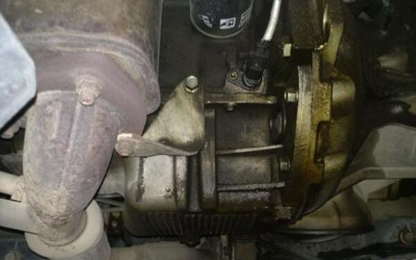 油底殼的結構介紹 發(fā)動機油底殼是什么